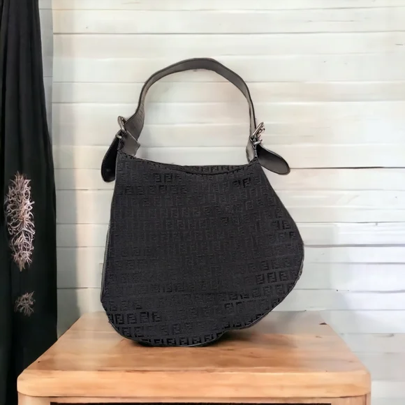 VTG Black Signature Oyster Bag by Fendi - Picture 2 of 7